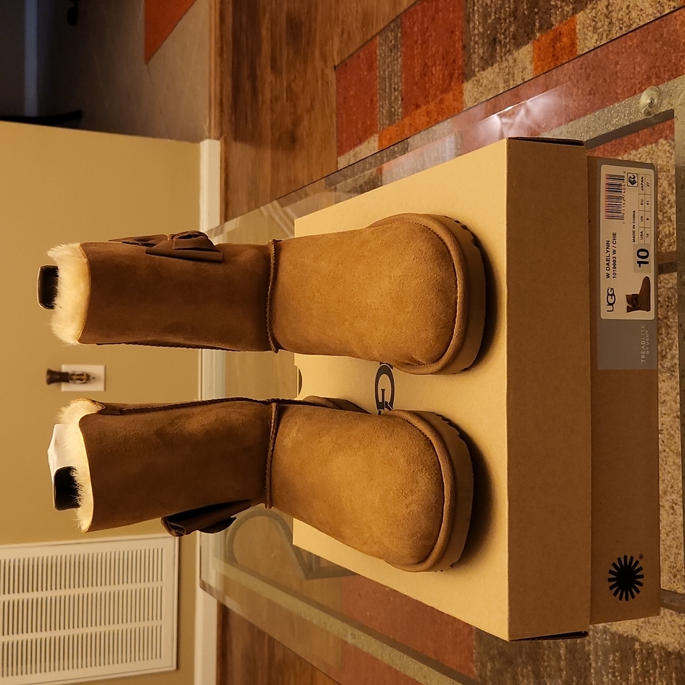 UGG Women's Daelynn in Chestnut sz 10